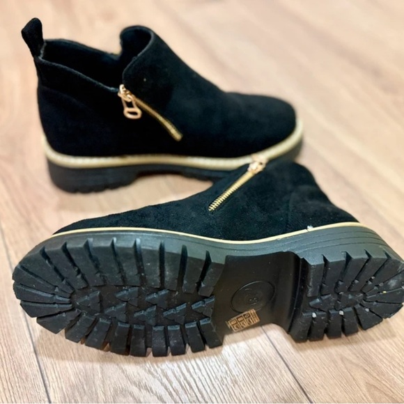 SHEIN Black Heeled Boots with Gold Zipper - Picture 3 of 4